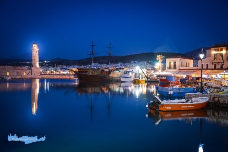 Widok na nocny Rethymnon i urocze restauracje w jego starym porcie